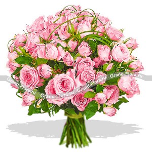 Круглый букет из кустовых розовых роз, украшенный берграсом